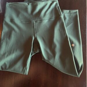 Lululemon legacy green Wunder Train 25” size 6 EUC